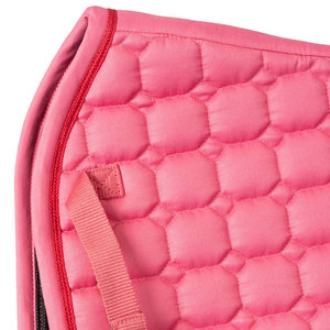 Tapis de selle rose matelassé avec design respirant pour l'équitation - Product Image 5