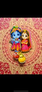 ตุ๊กตาการ์ตูนราดาห์ คิริสนาแสนน่ารัก ชุดโฮลี ลาตคาน พร้อมกระปุกกูลัล ของตกแต่งประตูสำหรับเทศกาลต่างๆ ของขวัญสำหรับเทศกาลอินเดีย - Product Image 2