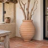 Vase décoratif artisanal en béton, finition artisanale, modèle Pithos, couleur Blush Peach, avec bandes ondulées, pied étroit et épaule large, pour patio
