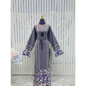 Abaya Moderna con Adornos Florales y Cinturón de Borlas, Tela Ligera, Ideal para Uso Casual y Festivo, Disponible para la Venta - Product Image 4