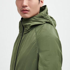 เสื้อกันฝนน้ำหนักเบาสำหรับผู้ชาย แบบเสื้อแจ็คเก็ตกันลมยาว สไตล์วินด์เบรกเกอร์ กันน้ำ พร้อมบริการรับผลิตแบบ OEM - Product Image 5