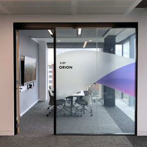 Calcomanías Adhesivas Personalizadas para Ventanas de Vidrio, Impresas con Protección UV, Adhesión Estática, para Decoración del Hogar, Oficina, Marca y Uso Comercial - Product Image 1