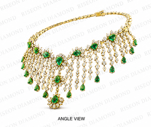 Collier ras-de-cou de mariée opulent en or jaune 18 carats avec pierres centrales en taille poire vert émeraude et pierres rondes brillantes en cascade - Product Image 4