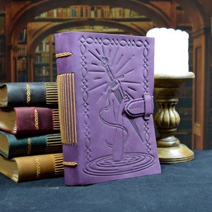 Carnet en cuir Excalibur Sword, violet, avec motif Lady in the Lake en relief, pages vierges - Product Image 1