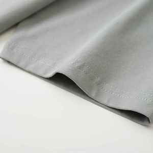 Fabricant professionnel, personnel spécialisé dans la fabrication de t-shirts de haute qualité. T-shirt personnalisé 100% polyester, couleur gris, sublimation. - Product Image 4