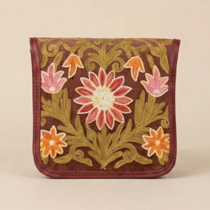 Sac bandoulière brodé au point Crewel du Cachemire — Daim marron foncé avec tournesol et dahlias - Product Image 1
