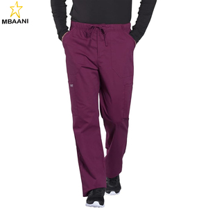 Ensemble de blouses médicales pour hommes, comprenant une blouse médicale à col en V avec 4 poches et un pantalon cargo à coupe fuselée avec 5 poches et ouverture frontale. - Product Image 3