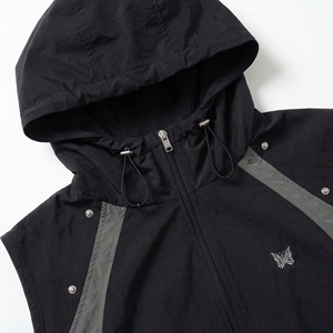 Chaleco Cortavientos sin Mangas con Capucha en Negro y Gris al por Mayor |   Chaleco Ligero para Actividades al Aire Libre |   Proveedor de Ropa Deportiva OEM - Product Image 3