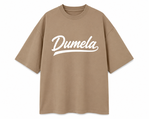 เสื้อยืดเดเมลาทรงปกติสำหรับผู้ชาย แขนสั้น คอกลม พิมพ์ลาย ผ้าถักเนื้อนุ่ม 100% ผ้าฝ้าย ป้องกันขนร่วง ระบายอากาศได้ดี น้ำหนัก 180 กรัม - Product Image 1
