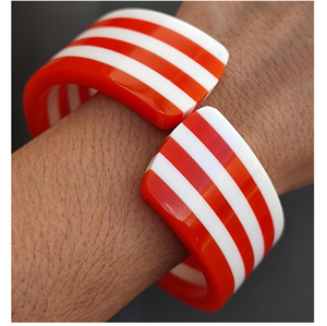 กำไลข้อมือเรซิ่นลายทางสีแดงขาวทำมือทรงกลม แฟชั่นสำหรับผู้หญิง FAIZA CRAFT - Product Image 1