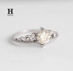 แหวนเพชรทรงกลมเพาะเลี้ยงแบบสั่งทำพิเศษ ทองคำขาว 18K ดีไซน์โบราณแบบฉลุลายโค้ง ประดับมิลเกรน สำหรับเจ้าสาว - Product Image 5
