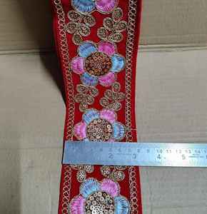 Dentelle brodée à points fins avec des bords soignés, parfaite pour les projets de mode et de couture. - Product Image 1