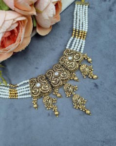 Collier ras-de-cou élégant en perles et pierres CZ avec boucles d'oreilles pendantes assorties et Tika pour le front – Parures de bijoux traditionnels de créateur - Product Image 2