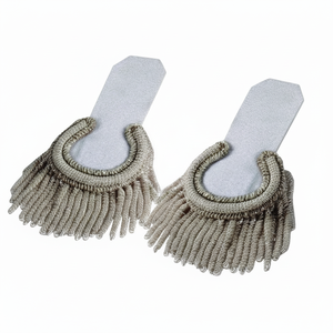 แผ่นประดับไหล่แบบพรีเมียม สีขาวและสีเงิน ทำจากผ้าฝ้ายผสมโพลีเอสเตอร์ พร้อมพู่ห้อยสีเงิน - Product Image 4