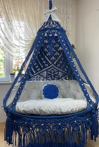 Silla Colgante de Macramé Estilo Boho – Hamaca Doble para Patio, Jardín o Interior – Silla de Macramé Azul con Cojines – Regalo de Inauguración - Product Image 3