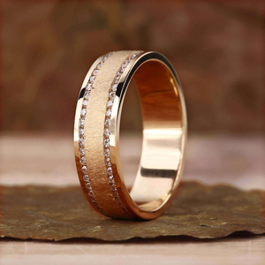 Bague de mariage pour homme en moissanite plaquée or brossé, minimaliste et luxueuse, avec sertissage en canal, idéale pour un anniversaire - Product Image 3