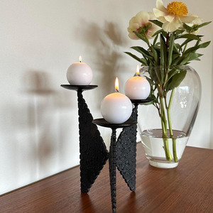 Support de bougie triple en fer texturé noir moderne, sculpture artistique unique, accent de table, décoration intérieure, centre de table - Product Image 2