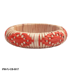 กำไลข้อมือหวายสานรูปทรงข้าวหลามตัด ทำด้วยมือ สีส้มเปลวไฟ  ทำจากเส้นใยธรรมชาติ  งานฝีมือสไตล์โบโฮ - Product Image 1