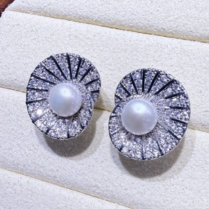Pendientes de Perlas de Agua Dulce del Fabricante Original de Zhuji, Estilo Moderno y Elegante con Microcirconitas Incrustadas en Hojas de Loto - Product Image 1