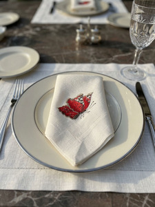 Serviettes en tissu personnalisées brodées de papillons rouges, serviettes de table en lin blanc avec ourlet festonné, cadeaux pour la maison, l'hôtel et les mariages - Product Image 1