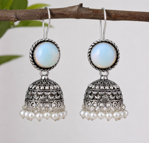 Pendientes Jhumka de Perlas de Vidrio Ópalo Blanco Hechos a Mano, Plata Oxidada, Joyería Tradicional Boho, Proveedor Mayorista - Product Image 6