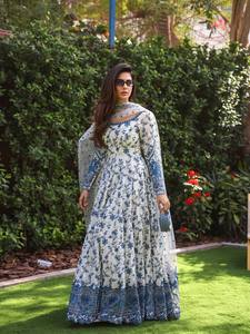 Ensemble de robe brodée haut de gamme en chanderi avec dupatta, doublure en coton, manches longues, motif Kali, coupe évasée, tenue ethnique - Product Image 2