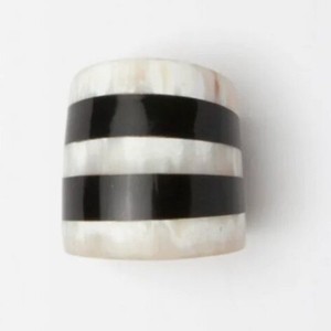 Anillo de Servilleta Moderno de Resina Duradera de 5 cm de Ancho con Incrustaciones Verdes y Beige para Decoración de Mesa de Boda - Product Image 3