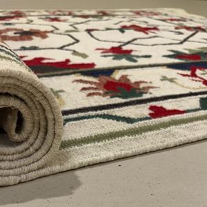 Kilim de lana anudado a mano con diseño de entramado - Campo abstracto de color marfil con motivos rojos, tejido plano simétrico en crema y carmesí - Product Image 3