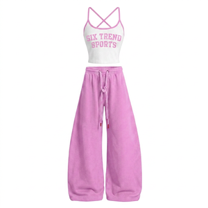 Conjunto de dos piezas para mujer: Top halter acanalado y pantalón corto de pierna ancha con tirantes cruzados a juego, en tejido polar a rayas. - Product Image 3