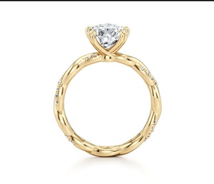 Bague de fiançailles en or jaune 9 carats avec diamant de laboratoire taille poire de 1,35 carat, motif vigne torsadée et accents de diamants - Product Image 2