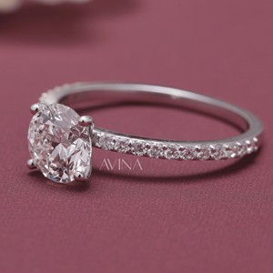 Bague de fiançailles solitaire en diamant rond certifié IGI avec bande pavée en argent sterling 925 massif - Product Image 2