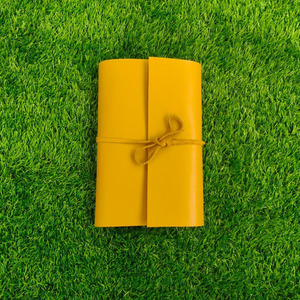 Porte-cartes en cuir jaune de qualité supérieure, portefeuille personnalisable, journal en cuir à grain horizontal, couvertures de carnet de planification en cuir - Product Image 1