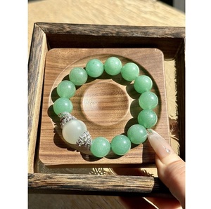 Bracelet en résine élégant et luxueux avec une beauté artisanale distinctive, accessoire contemporain pour la mode moderne - Product Image 3