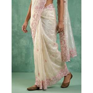 Sari de Seda Chanda Pura con Elegante Bordado Floral, Trabajo Schiffli Resham Zari, Borde Calado, Estampado Floral Moderno y Decorativo - Product Image 1