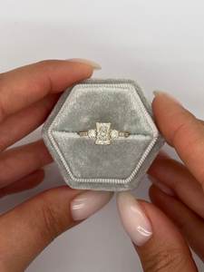 Bague de fiançailles en moissanite taille radiant, or massif 14 carats, trois pierres, bijoux fins pour femme, idéale pour les fêtes et les cadeaux – Nouveauté très prisée - Product Image 4