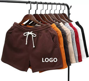 Pantalones cortos deportivos casuales negros para hombre con cordón en la cintura y bolsillos, logotipo personalizado en la parte delantera, pantalones cortos de punto de color sólido. - Product Image 1