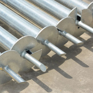 Pieux hélicoïdaux en acier galvanisé à chaud pour fondations, ancrages au sol pour montage solaire, clôtures et terrasses - Product Image 1