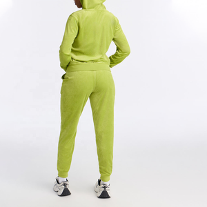 Conjunto deportivo de dos piezas para mujer, de alta calidad, en terciopelo verde, con sudadera corta con capucha y cremallera, y pantalones jogger con cordón ajustable. - Product Image 2