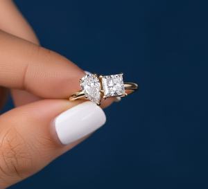 Bague Toi et Moi en Diamant de Laboratoire Poire et Princess de 1,70 carat, Or Jaune 14K Plaqué Rhodium, VVS2 F Certifié IGI, Vente en Gros - Product Image 6