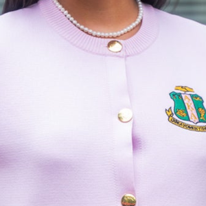 Cárdigan Bordado Rosa Claro Personalizado para Mujer con Cresta Verde, Manga Corta, Botones Delanteros, Tejido de Punto, Botones Dorados, Estilo Casual - Product Image 2