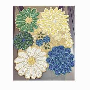 Napperon de fleurs perlées fait à la main exquis avec des pétales orange blancs et bruns d'inspiration vintage - Product Image 3