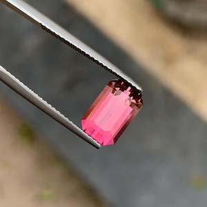 Pierre précieuse naturelle de tourmaline rose vif, facettée, qualité supérieure, pour la fabrication de bijoux - Product Image 1