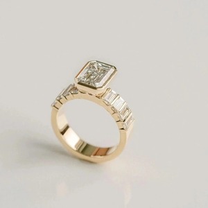 Anillo de Diamante Moissanita Corte Esmeralda de 3CT, Oro Amarillo de 14KT, Anillo de Boda con Baguettes Laterales, Engaste de Barra, Media Eternidad, Anillo Elegante - Product Image 4