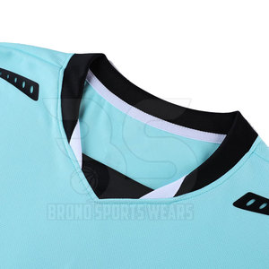 Ensemble de maillot et short de football pour homme à séchage rapide, léger, parfait pour les entraînements intenses et les matchs en plein air - Product Image 3