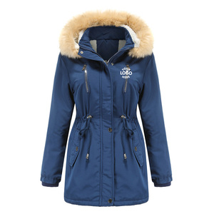 Parka d'hiver pour femme vert olive à capuche avec bordure en fausse fourrure et logo imprimé sur le devant, manteau long décontracté coupe régulière coupe-vent - Product Image 4