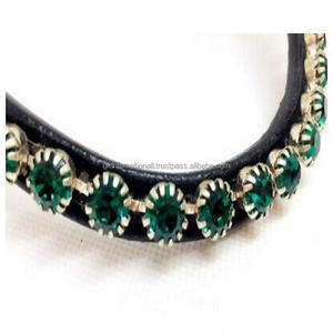 Bande de sourcils de cheval en cuir noir décoré avec chaîne scintillante de perles vertes et boucles réglables - Product Image 1