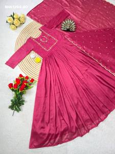 Vestido étnico de alta calidad en seda Vichitra con trabajo manual y dupatta con lentejuelas, fabricado en Surat. - Product Image 3