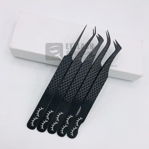 Pince à cils noire mate avec logo personnalisé, testée à la main, en acier inoxydable, avec grip diamant, pour extensions de cils, vente en gros à prix abordable - Product Image 6