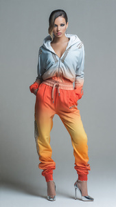 ชุดวอร์มสำหรับผู้หญิง ดีไซน์ทันสมัย ตกแต่งด้วยลายซันเฟดและคริสตัล - Product Image 5