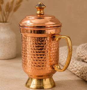 Mug vintage en cuivre martelé avec couvercle et poignée dorée – Vaisselle écologique pour la maison, les restaurants et la restauration - Product Image 2